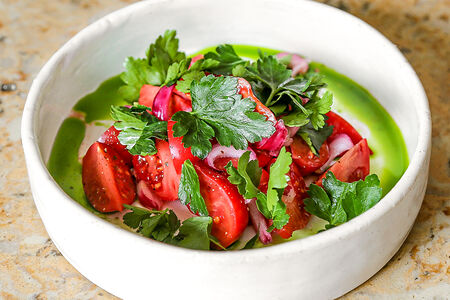 Томаты с красным луком