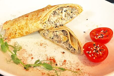 Блинчики с филе индейки, тертым сыром и грибным соусом