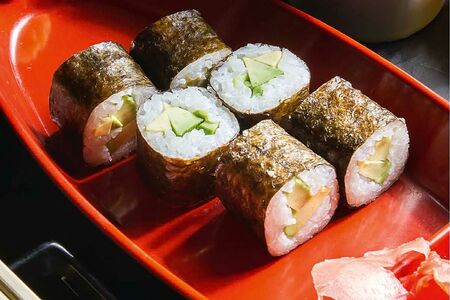 Ролл с авокадо