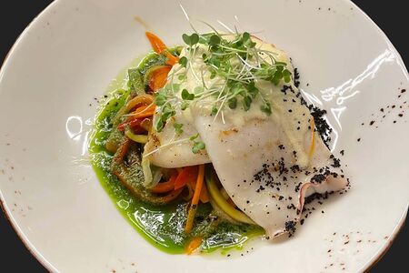 Кальмар на гриле с овощами