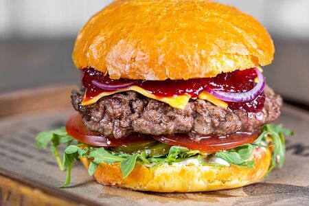 Бургер с брусничным соусом