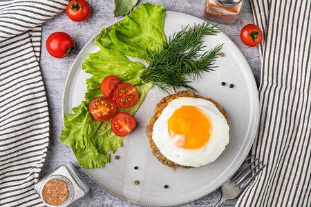 Бифштекс с яйцом