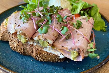 Брускетта с сочным окороком и пашотом