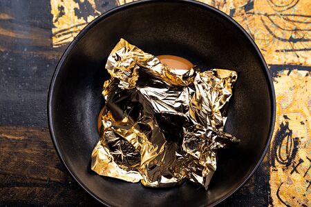 Медовый десерт с золотом