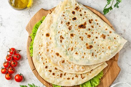 Тонкое чуду с помидорами и сыром