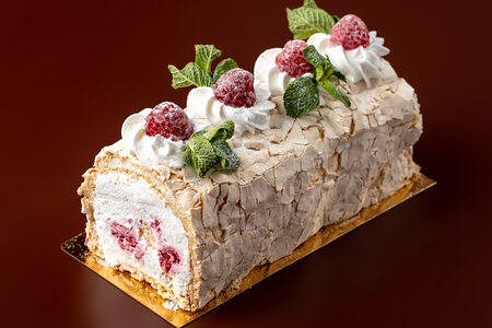 Меренговый рулет с малиной