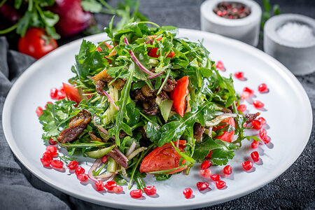 Теплый салат с телятиной и зеленью