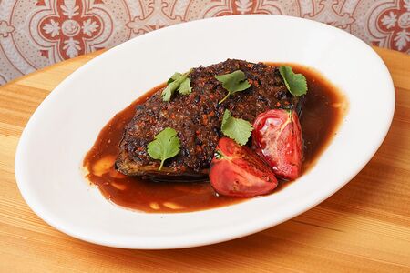 Запеченный баклажан с томленой говядиной