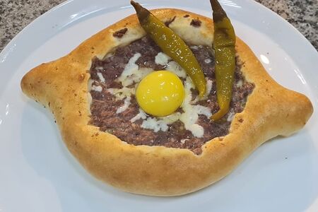 Лодочка с мраморной говядиной и сыром моцарелла