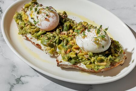Ржаной тост с авокадо, яйцом пашот и семенами