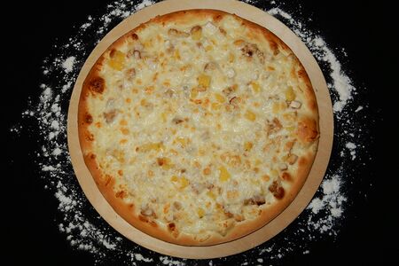 Пицца с курицей и ананасами сливочная основа