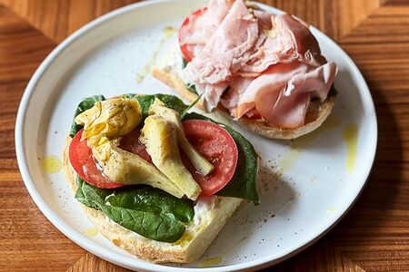 Чиабатта с артишоками и тамбовским окороком