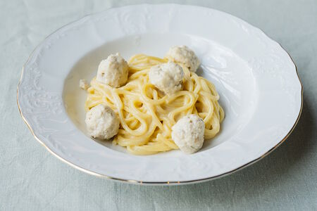 Спагетти в сырном соусе с фрикадельками из индейки