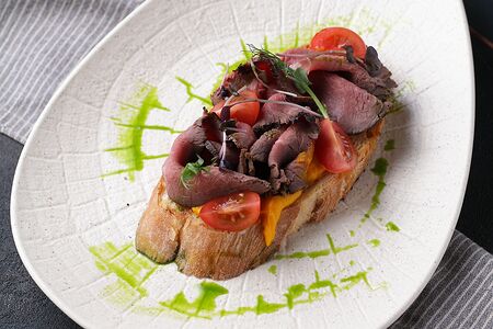 Брускетта с ростбифом и муссом из моркови