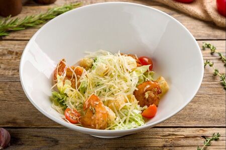 Салат цезарь с креветками