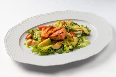 Стейк из лосося на угольном гриле в стиле тальята