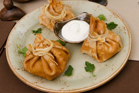 Фаршированные грибами мешочки