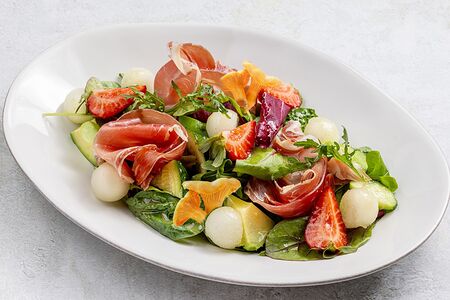 Салат Парма, дыня и лисички