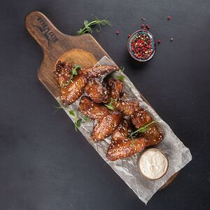 Куриные крылышки в глазури с чесночным соусом