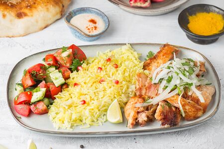 Шаурма на тарелке с курицей и рисом