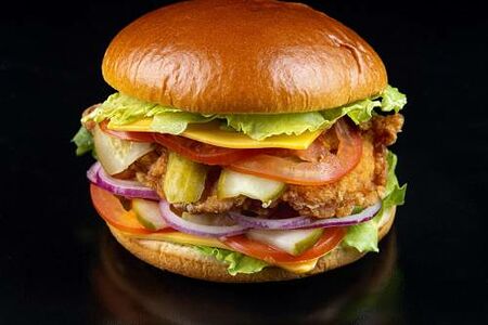 Бургер куриный с сырным соусом и булочкой бриошь