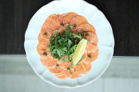 Карпаччо из лосося, руккола, лимон