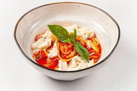 Спагетти с сыром Буррата и помидорами черри