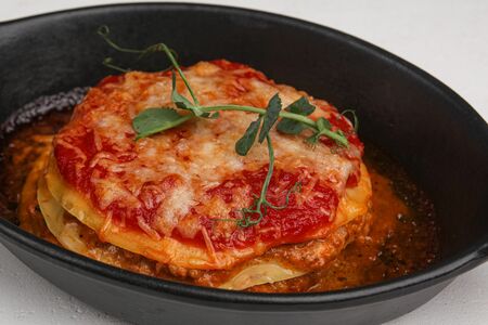 Мясная лазанья по-болонски