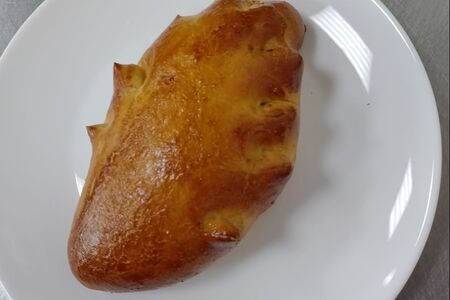 Пирожок с луком и яйцом