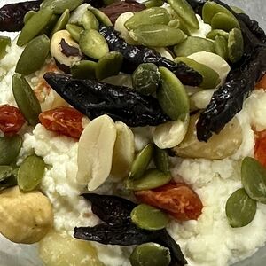 Творог с орехами, сухофруктами и медом