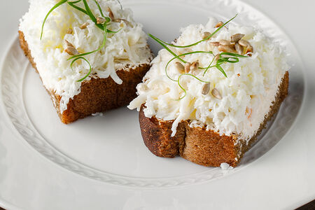 Брускетта с крабом