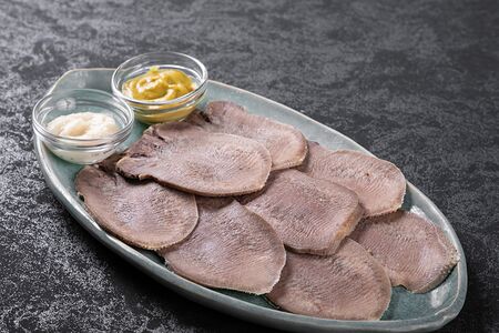 Нарезка из cвинoго языка