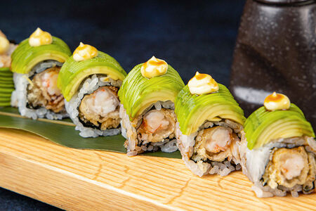 Ролл с креветкой темпура и авокадо