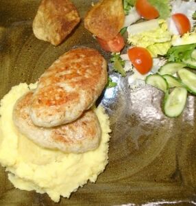 Домашние котлетки из курицы с картофельным пюре