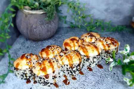 Запеченный спайси ролл с креветками