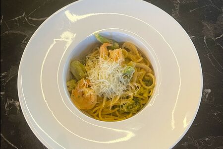 Спагетти с креветками и брокколи