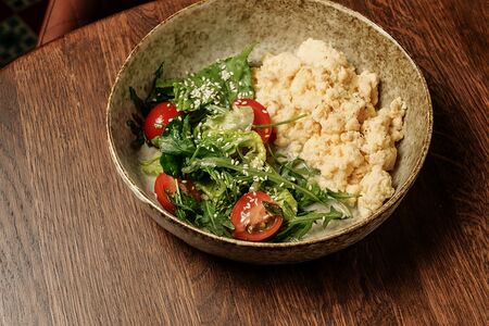 Скрембл с микс-салатом