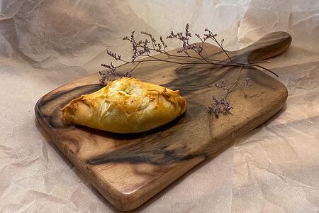 Пирожок бездрожжевой c адыгейским сыром