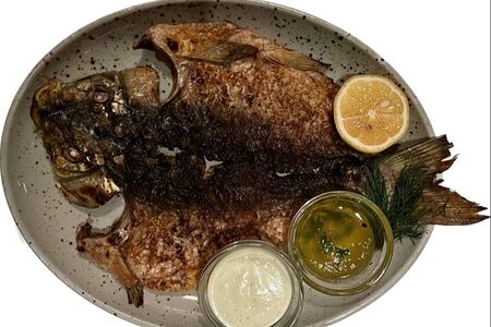 Карп жаренный с чесночным маслом