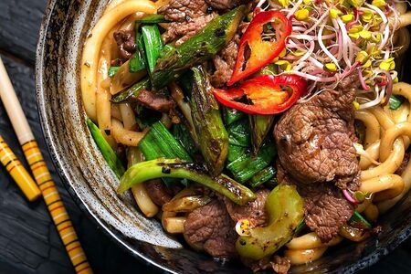 Острый удон со свининой чили