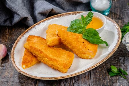 Сулугуни жареный в сухарях с ягодным соусом