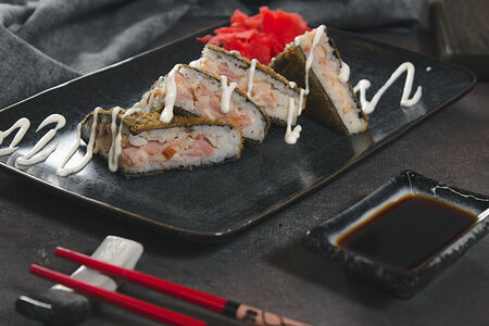 Сэндвич с курицей и чесночным соусом