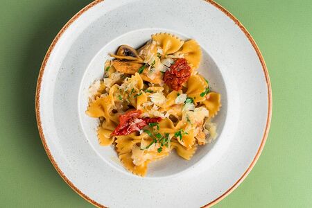 Фарфалле с курицей и вяленым томатом