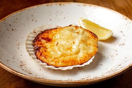 Гребешок, запечённый с сырным соусом