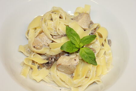 Паста с курицей в сливочном соусе и грибами