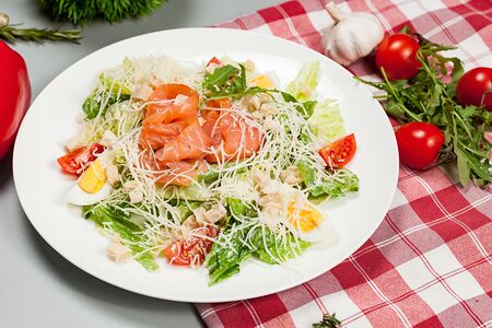 Салат Цезарь с лососем