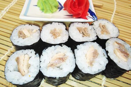 Классический ролл с жареным лососем