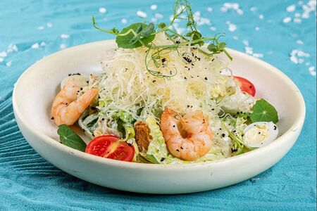 Салат Цезарь с креветками