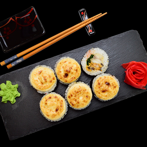 Запеченный ролл с мидиями и окунем