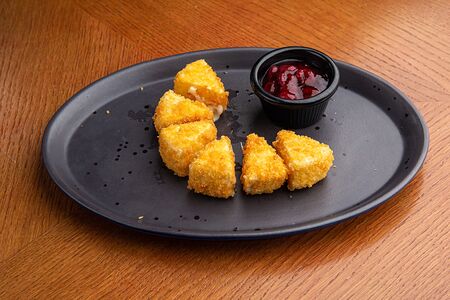 Сыр бри в хрустящей панировке с вишневым чили соусом